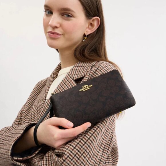 NWT COACH DOUBLE Corner Zip Wristlet In Signature "C" Dark Brown Gold Accents - Picture 3 of 14